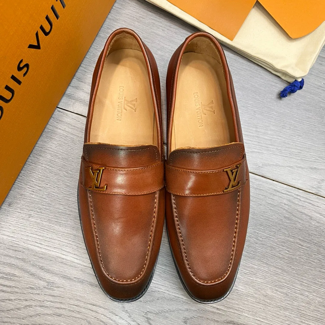 Factory price: 520💰-(LV) men’s formal leather shoes! Genuine molded horsebit, a classic must-have for your shoe cabinet! The feet are particularly delicate! This Gucci original version is a set last, and we are consistent with the counter! Therefore, it is more comfortable in terms of last shape and comfort! Take it to the counter and compare at will! Good shoes are more than just what they make! But grasp the essence from the inside out! Material: Imported first-layer cowhide! Genuine leather outsole imported from Italy, size: 39-44 (38/45 customized, non-refundable)